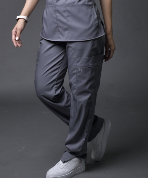 Mujer vistiendo un Scrub B101 gris oscuro BIBE Medical mujer 2