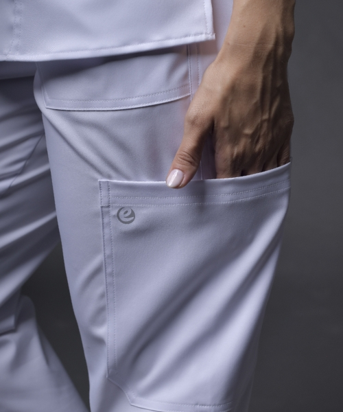 Mano de mujer insertada en un pantalon BIBE Medical