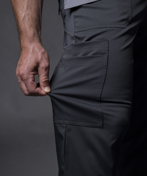 Hombre estirando pantalón médico BIBE B105