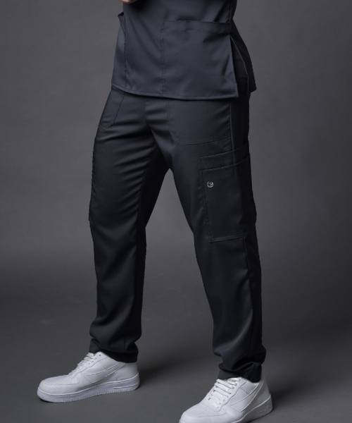 Hombre modelando el Pantalón BIBE Medical B105 - img optimizada