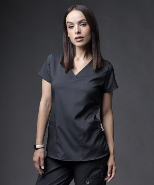 Mujer vistiendo el scrub F102 BIBE Medical color gris oscuro - img optimizada