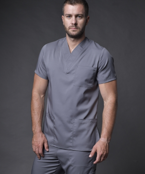Hombre vistiendo un Scrub Gris BIBE Medical