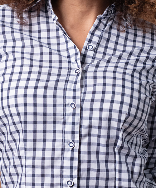 Mujer vistiendo camisa BIBO